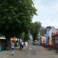 Główna ulica- Kapitańska-ze starą rybacką zabudową szachulcową